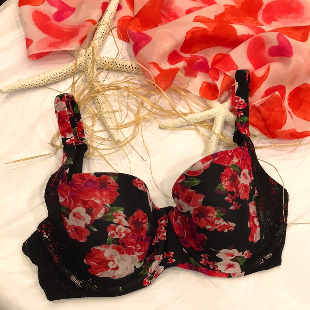 BRA 34D SECRET TREASURES FLORAL W DIFFERENT SHADES OF RED. Has some black lace❤️